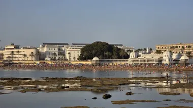 Vista general de la playa de La Caleta de Cádiz abarrotada de personas durante la tarde del eclipse solar.