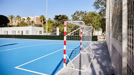 Pista deportiva Cándido Andrés de Cádiz tras su remodelación, con nuevo pavimento azul, líneas blancas y una portería de fútbol sala en primer plano.