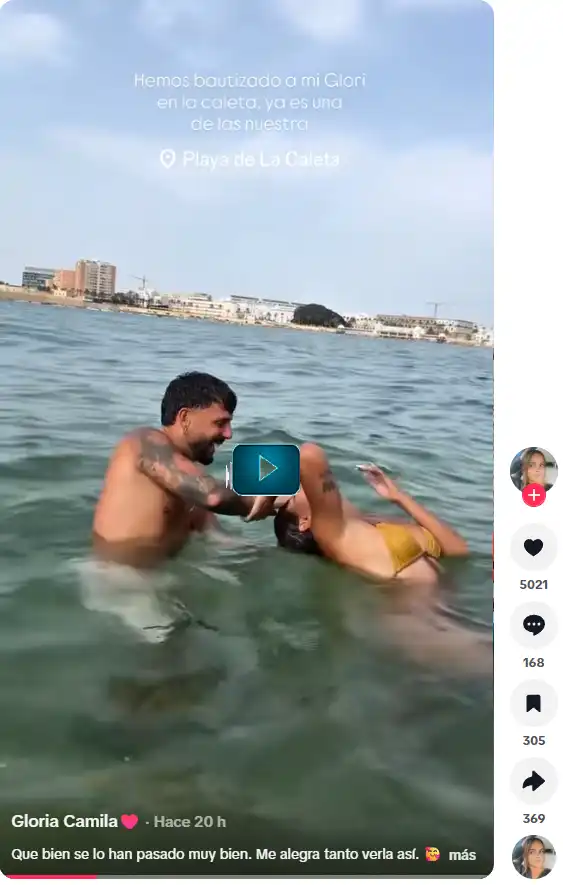 El inesperado bautizo caletero de Gloria Camila frente al Puente Canal de Cádiz