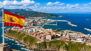 Vista de Ceuta con la bandera de España a un lado.