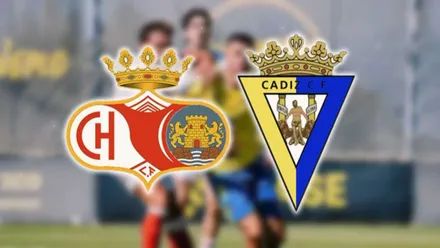 Escudos del Chiclana CF y el Cádiz CF, tras ellos dos jugadores disputando un balón (están desenfocados).