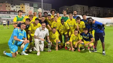 Fotografía de grupo de la plantilla del Cádiz CF sobre el césped tras conquistar el Trofeo Teide. El presidente del club, Christian Septien, aparece en el centro de la primera fila junto a varios jugadores, sosteniendo el trofeo, mientras el resto del equipo posa detrás con la equipación amarilla y azul al término del partido frente al CD Tenerife.