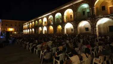 Patio de butacas para ver el cine en el patio de la antigua Casa del Niño Jesús.