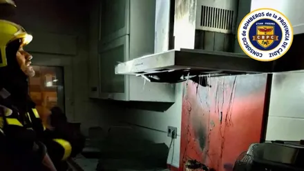 Bombero junto a la cocina incendiada.