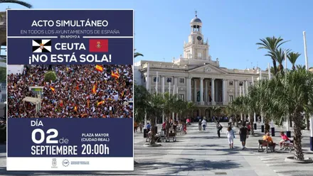 Ayuntamiento de Cádiz y el cartel del llamamiento a la concentración.