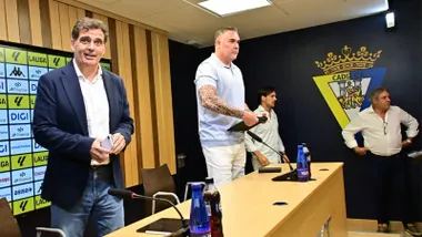 Rafael Contreras, a la izquierda, y Christian Septien, en el centro, en la sala de prensa del estadio del Cádiz CF antes de presentar el nuevo proyecto del club. Septien aparece de pie junto a la mesa de prensa, con el escudo del Cádiz CF al fondo.