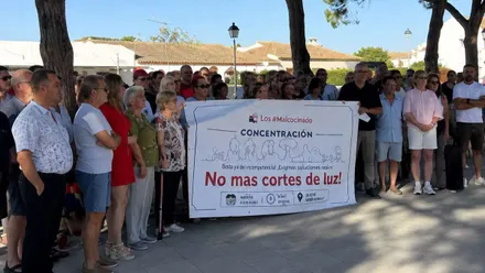 Muchas personas manifestándose en Los Badalejos y San José del Malcocinado por los cortes de luz.