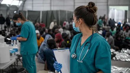 Enfermeras atendiendo a migrantes ilegales en un campamento.