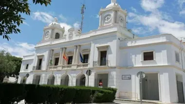 Fachada blanca y clásica del antiguo cuartel de la Guardia Civil de Los Caños de Meca, en Barbate,