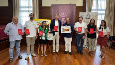 Autoridades municipales y de la ONCE sosteniendo el cupón conmemorativo.