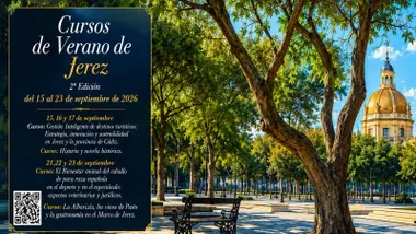 Cartel de los cursos de verano de la UCA en Jerez, la típica plaza de la localidad gaditana con una cúpula de iglesia al fondo.