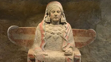 Sentada la estatua de la Dama de Baza.