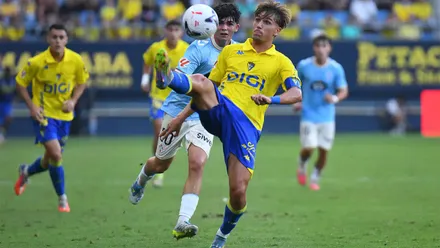 e la Rosa intenta controlar el balón durante el partido entre el Cádiz CF y el Celta Fortuna en el Nuevo Mirandilla.