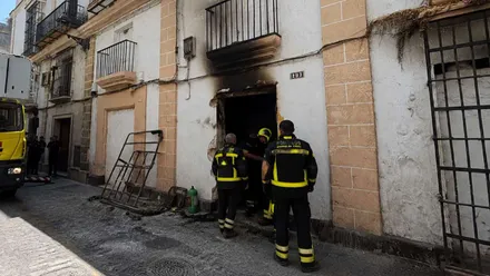 Bomberos trabajando en el incendio de El Puerto.