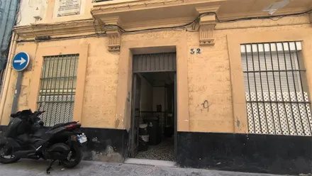 Entrada a la finca número 32 de la plaza de las Viudas este fin de semana con una moto aparcada a la puerta