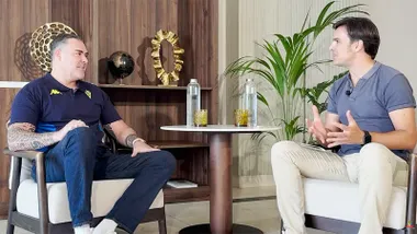 Un momento de la entrevista que le ha realizado al presidente del Cádiz CF, Christian Septien, el director de Comunicación de la entidad, José Grima. Foto: Cádiz CF.