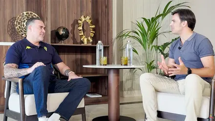 Un momento de la entrevista que le ha realizado al presidente del Cádiz CF, Christian Septien, el director de Comunicación de la entidad, José Grima. Foto: Cádiz CF.