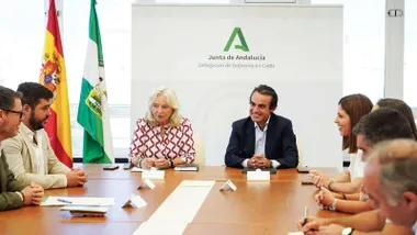 El consejero de Fomento y Movilidad, Mario Muñoz-Atanet, ha mantenido una reunión con la alcaldesa de Espera, Tamara Lozano y el alcalde de Arcos, Miguel Rodríguez, así como la delegada del Gobierno de la Junta de Andalucía en Cádiz, Mercedes Colombo,