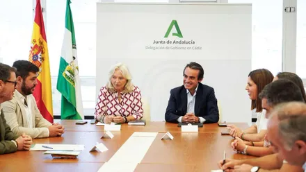 El consejero de Fomento y Movilidad, Mario Muñoz-Atanet, ha mantenido una reunión con la alcaldesa de Espera, Tamara Lozano y el alcalde de Arcos, Miguel Rodríguez, así como la delegada del Gobierno de la Junta de Andalucía en Cádiz, Mercedes Colombo,