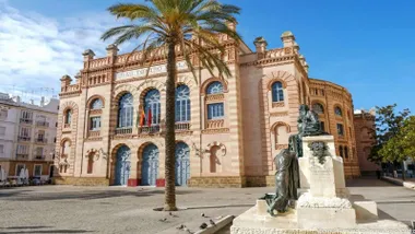 fallada del Gran Teatro Falla de Cádiz con sus típicos y vistosos ladrillos.