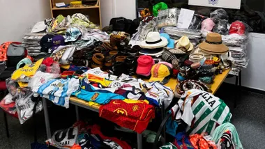 Camiseta de fútbol y otras prendas incautadas por la Policía de El Puerto.