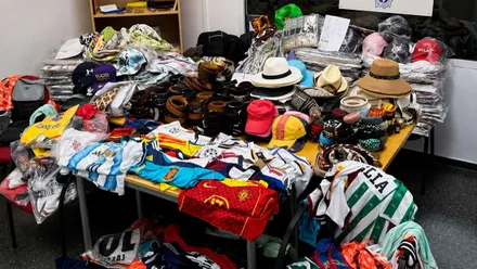 Camiseta de fútbol y otras prendas incautadas por la Policía de El Puerto.