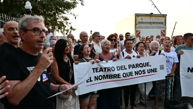 Felipe Barbosa interviene durante la concentración contra la denominación Teatro Pemán celebrada este jueves a las puertas del Parque Genovés de Cádiz.