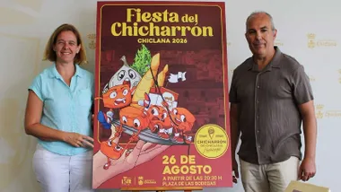 Delegada Manuel Pérez junto Blas Ramírez y el cartel del evento gastronómico.