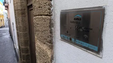 Placa de Procasa en un edificio del barrio de Santa María de Cádiz.