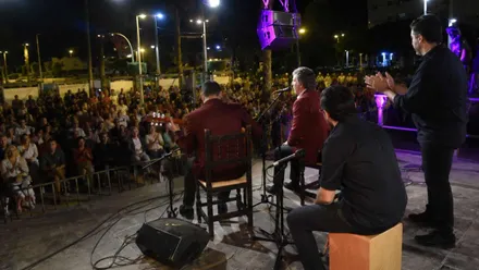 Personas en un escenario, cantan flamenco ante el público.
