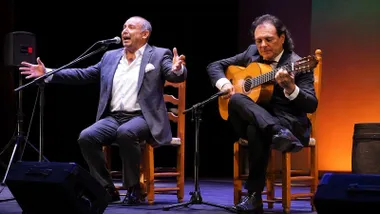Cantaor de flamenco acompañado por una persona a la guitarra.