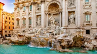 Vista de la hermosa Fontana de Trevi, en Roma, en mármol blanco.