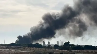 Gran columna de humo elevándose al cielo.