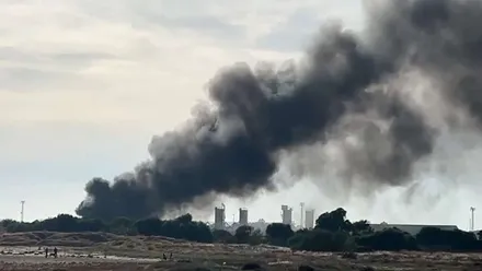 Gran columna de humo elevándose al cielo.
