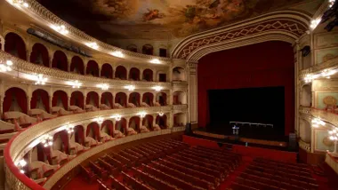 Zona de butacas, en tapizado rojo, del Gran Teatro Falla.