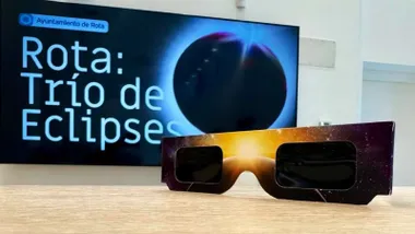 Gafas para ver el eclipse sobre una mesa y pantalla para verlo en Rota.