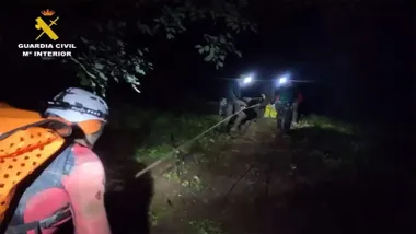 Grupo de rescate en Garganta Verde, de noche y alumbrados por linternas.