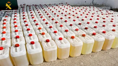 Muchas garrafas de gasolinas ordenadas, intervenidas por la Guardia Civil.