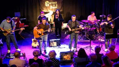 Garrett&Band en un momento de una actuación.