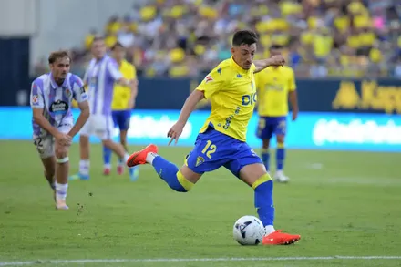 Giorgi Gocholeishvili, jugador del Cádiz CF, golpea el balón con la pierna derecha durante una acción del partido ante el Real Valladolid en el Nuevo Mirandilla.