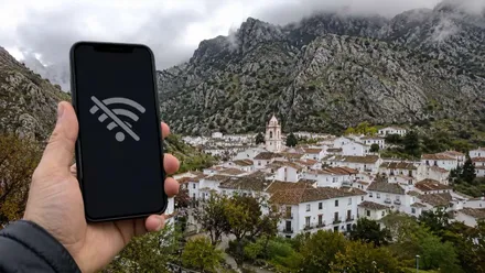 Sin internet en Grazalema, una mano de un hombre sosteniendo un móvil con indicador de falta de red.