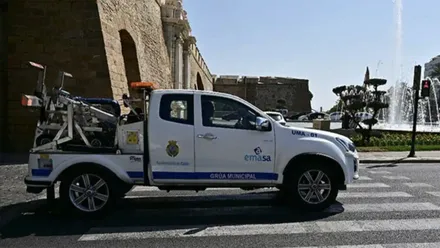 Grúa de Emasa a su paso por las Puertas de Tierra
