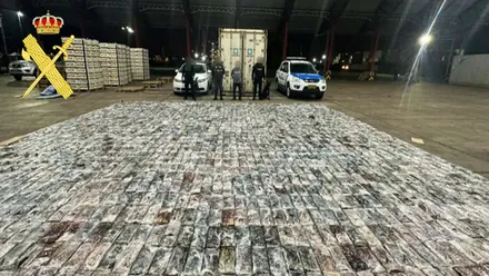 Tabletas de droga dispuestas sobre el suelo, incautadas por la Guardia Civil.