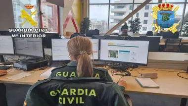 Mujer de la Guardia Civil delante de un ordenador.