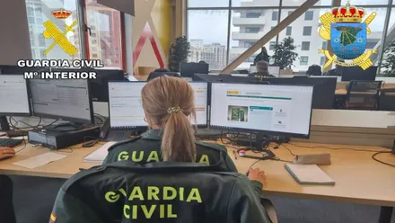 Mujer de la Guardia Civil delante de un ordenador.