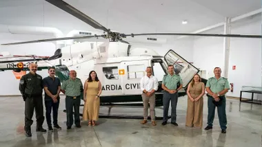 En un hangar el BK-117B2 de la Guardia Civil con las autoridades.