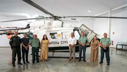 En un hangar el BK-117B2 de la Guardia Civil con las autoridades.