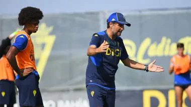 El entrenador del Cádiz CF, Imanol Idiakez, da instrucciones durante una sesión de entrenamiento en la Ciudad Deportiva. A su lado, un futbolista escucha las indicaciones mientras el equipo prepara la nueva temporada.