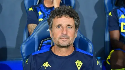 Idiakez en el banquillo del Cádiz en el último partido que ha dirigido al equipo amarillo, en el Trofeo Carranza. Foto: Eulogio García.