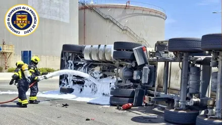 Bomberos sofocando del incendio en el vehículo accidentado en Isla Verde.